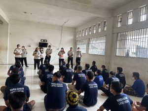 Tim medis dan Jajaran Seksi Perawatan Lapas Kelas I Medan melaksanakan Home Care, Penyuluhan Kesehatan pencegahan penyakit menular Infeksi Saluran Pernapasan Akut (ISPA) serta sosialisasi pemindahan kepesertaan BPJS Kesehatan, Kamis (24/9).