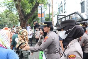 Aksi unjuk rasa di Kantor DPRD Sumatera Utara berlangsung damai, tertib dan kondusif.