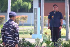 Kepala Kantor Wilayah Ditjen Imigrasi Sumatera Utara, Dr. Parlindungan, S.H., M.H., memimpin Apel Bersama Operasi Gabungan Laut di Lapangan Upacara PT INALUM, Senin (28/9).