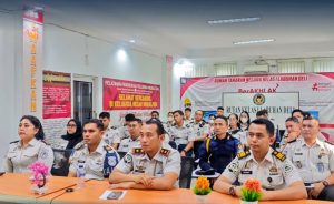 Kepala Rumah Tahanan Negara (Karutan) Kelas I Labuhan Deli mengikuti pengarahan Direktur Jenderal Pemasyarakatan (Ditjen PAS) bersama jajaran melalui Zoom Meeting.