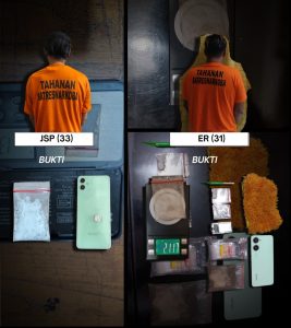 Dua pria yang diduga terlibat dalam peredaran narkotika jenis sabu beserta barang bukti.
