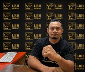 Foto : Wakil Direktur LBH Medan, Ali Nafiah Memberikan Keterangan Pers Terkait Penanganan kasus alih fungsi kawasan hutan di Kabupaten Langkat yang melibatkan terpidana Alexander Halim alias Akuang. (BM-red).