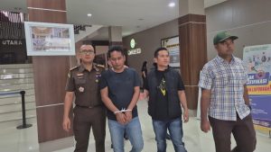 Foto : Tim Tangkap Buron (Tabur) Kejaksaan Tinggi Sumatera Utara bersama Kejaksaan Negeri Mandailing Natal menangkap terpidana kasus pertambangan emas ilegal di kawasan hutan, Julita Hasby Nasution alias Kultom. Penangkapan berlangsung di rumah kontrakannya, kawasan Medan Johor, Kota Medan, Senin (14/9/2026). (BM-red).