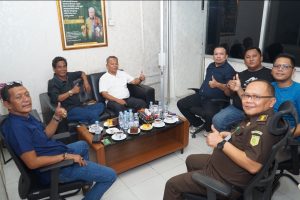 Foto : Kepala Kejaksaan Tinggi Sumatera Utara, Dr. Muhibuddin, S.H., M.H., yang diwakili oleh Kepala Seksi Penerangan Hukum (Kasi Penkum), Rizaldi, S.H., M.H., menyambut hangat kehadiran jajaran pengurus Forwaka Sumut.Bertempat di Kantor Kejati Sumut, Jalan Jenderal Besar AH Nasution, Medan. Senin (21/9). (BM-red).
