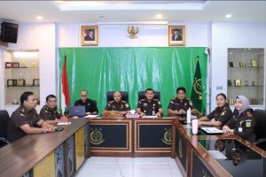 Foto : Rapat Koordinasi (Rakor) virtual yang dipimpin oleh Asisten Pemulihan Aset (Aspema) Kejati Sumut, Dr. Muhamad Ilham Samuda, S.H., M.H., mewakili Kepala Kejati Sumut Muhibuddin, S.H., M.H., mematangkan persiapan kerja sama pemulihan dan penataan aset daerah bersama Pemerintah Daerah Provinsi Sumatera Utara serta pemerintah kabupaten/kota se-Sumut. Bertempat di ruang rapat Lantai II Kejati Sumut, Medan, Selasa (22/9/2026). (BM-red).