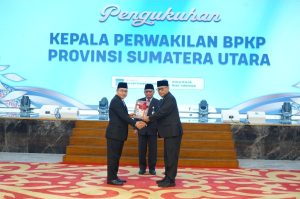 Foto : Kepala Kejati Sumut Muhibuddin, S.H., M.H., diwakili oleh Koordinator Bidang Tindak Pidana Khusus (Pidsus), Dr. Ricky Syaputra.Rusdy Sofyan resmi dilantik untuk menggantikan pejabat sebelumnya, Farid Firman. Prosesi pelantikan dan pengukuhan dipimpin langsung oleh Wakil Gubernur Sumatera Utara, H. Surya, serta dihadiri oleh jajaran pejabat instansi terkait di lingkungan Pemerintah Provinsi Sumatera Utara. Bertempat di Aula Raja Inal Siregar, Kantor Gubernur Sumatera Utara, Medan, Kamis pagi (24/9/2026), (BM-red).