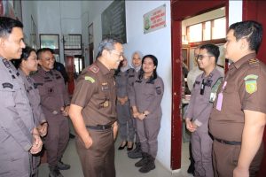 Foto :  Wakil Kepala Kejaksaan Tinggi Sumatera Utara (Wakajati Sumut), Eko Adhyaksono, melakukan inspeksi mendadak (sidak) ke Cabang Kejaksaan Negeri (Cabjari) Langkat di Pangkalan Brandan pada Kamis (24/9/2026). (BM-red).
