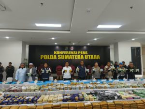 Dirresnarkoba Polda Sumut, Kombes Pol Dr. Andy Arisandi, S.H., S.I.K., M.H., didampingi Kabid Humas Polda Sumut, Kombes Pol Dr. Ferry Walintukan, S.I.K., S.H., M.H., menunjukkan barang bukti narkotika 244 kilogram sabu.