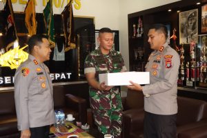Kapolres Binjai AKBP R. Bimo Moernanda, S.I K, MH., bersama Kapolres Langkat AKBP Hannry P.H. Tambunan, SE, S.I.K., memberikan surprise dan ucapan Selamat Hari Ulang Tahun (HUT) TNI ke-81 kepada Dandim 0203/Langkat Letkol Inf. Medwin Sangkakala, S.Sos., M.Han.