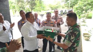 Kapolresta Deli Serdang memberikan ucapan dan kejutan (surprise) kepada jajaran TNI.
