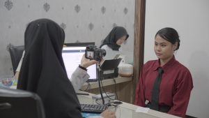 Petugas melakukan foto pengurusan paspor kepada masyarakat.